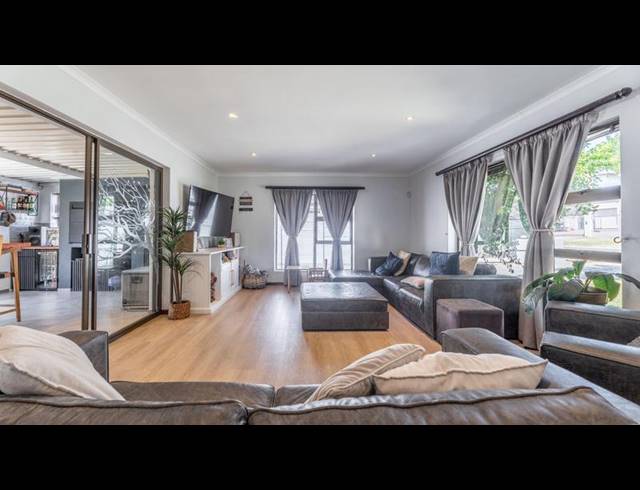 3 BEDROOM HOUSE FOR SALE IN UITZICHT